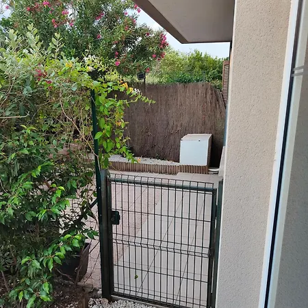 Avec Piscine Jardin Apartment